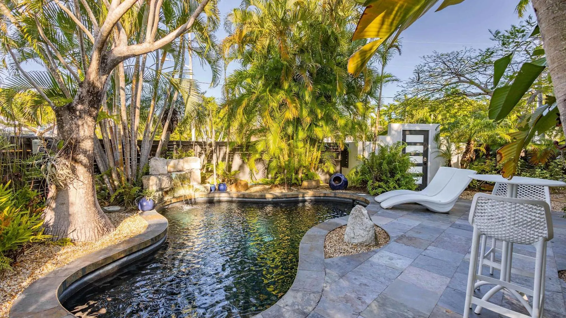 New Hidden Oasis- Waterfall Pool Close To Holiday home