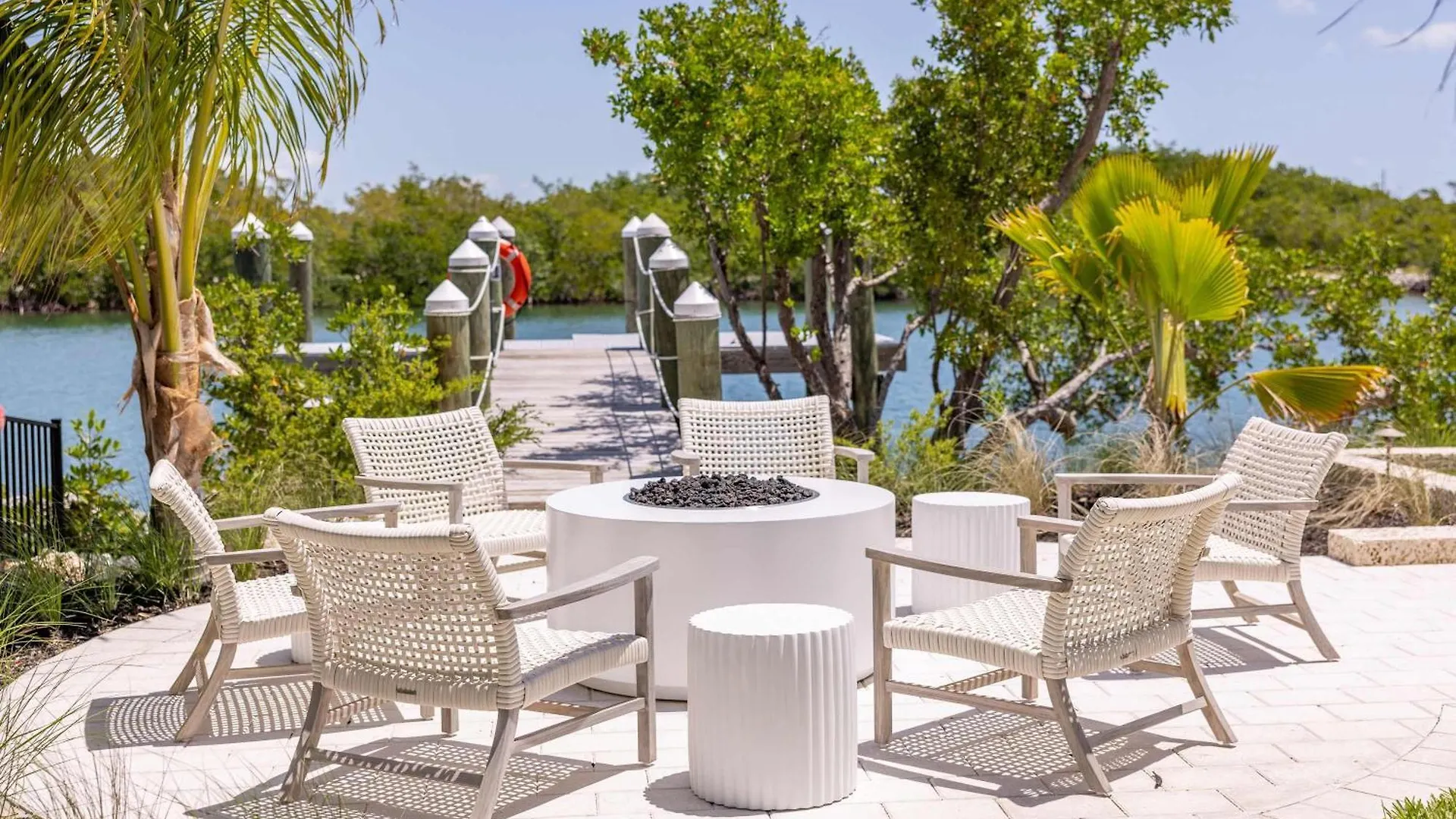 Parking Pool Dock - Starboard House Holiday home