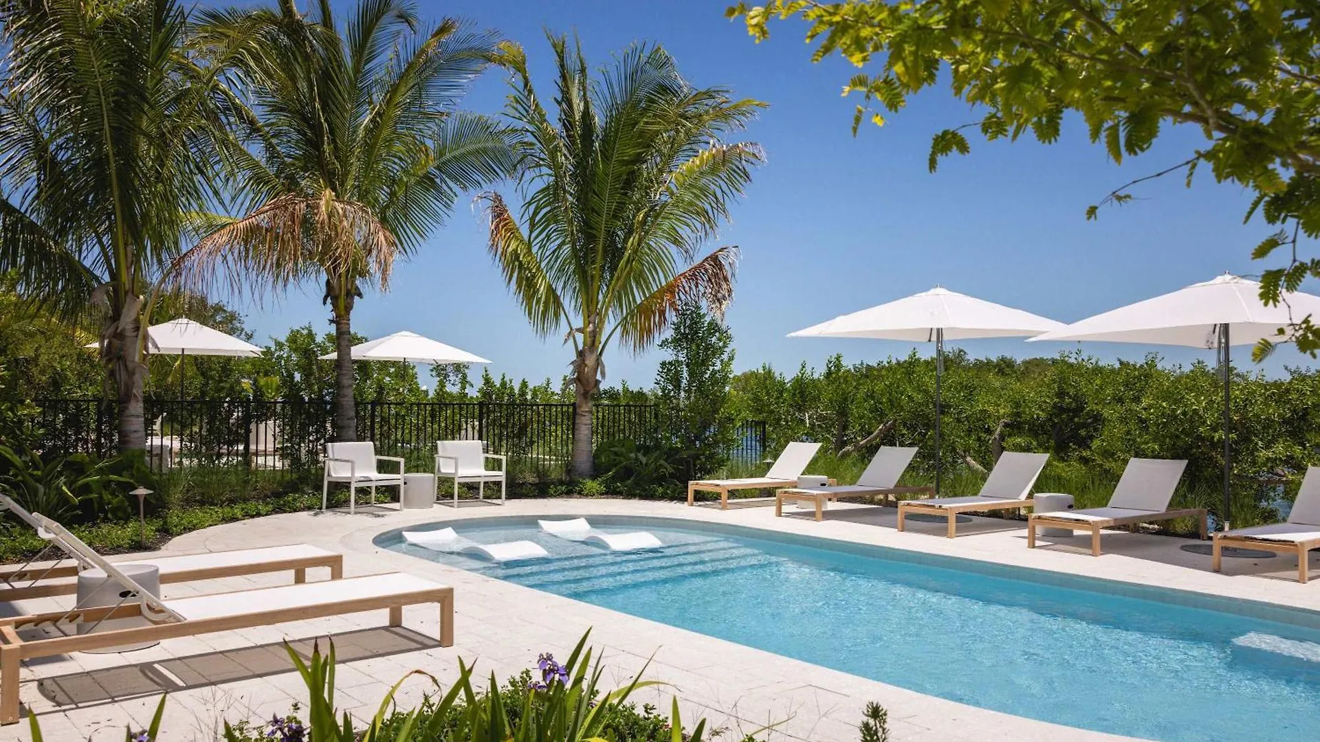 Parking Pool & Dock - Shellstone House Holiday home Key West