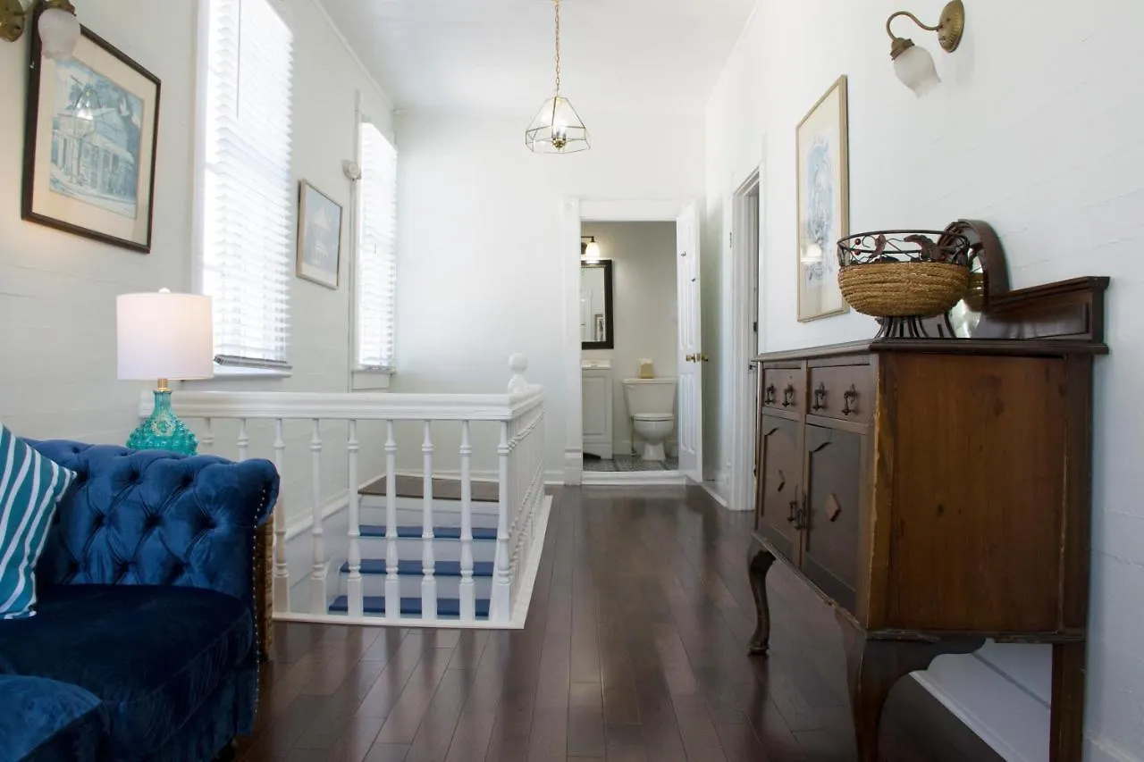 Duval House 3*
