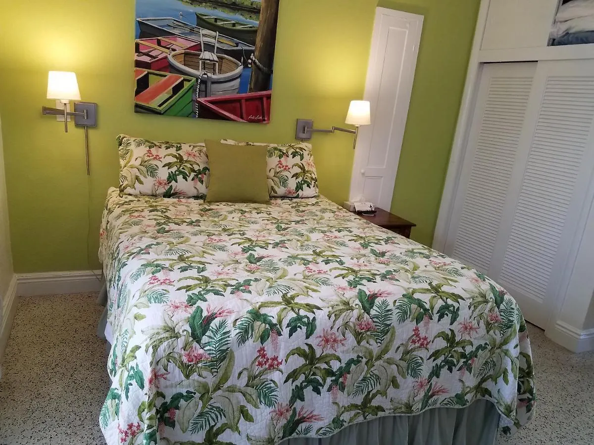 Alexander Palms Court - No Hidden Fees!