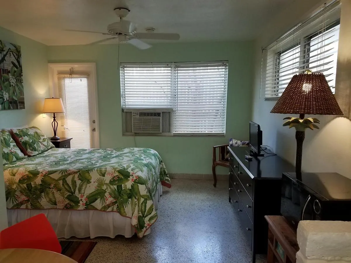 Alexander Palms Court - No Hidden Fees!