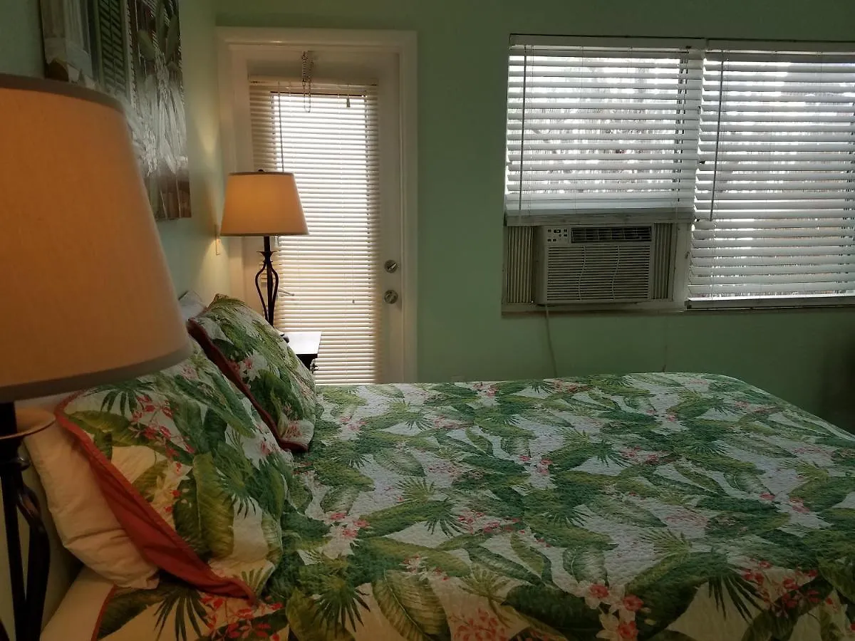 Guest house Alexander Palms Court - No Hidden Fees! *