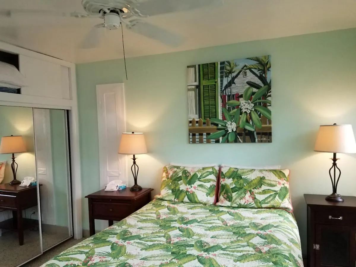 Alexander Palms Court - No Hidden Fees! Guest house