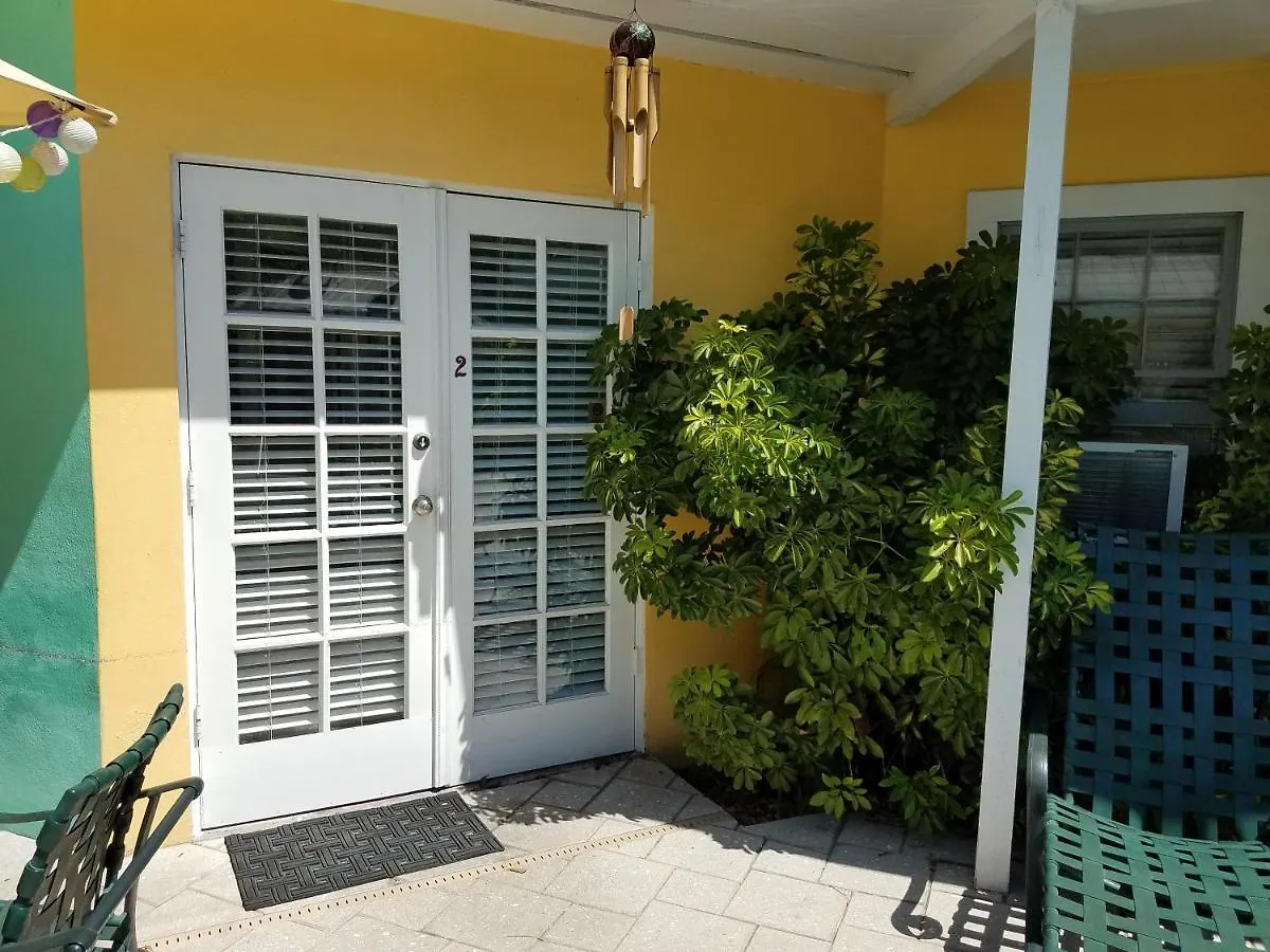Alexander Palms Court - No Hidden Fees!