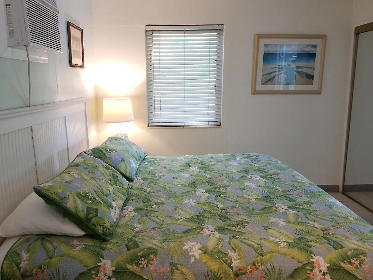 Alexander Palms Court - No Hidden Fees!