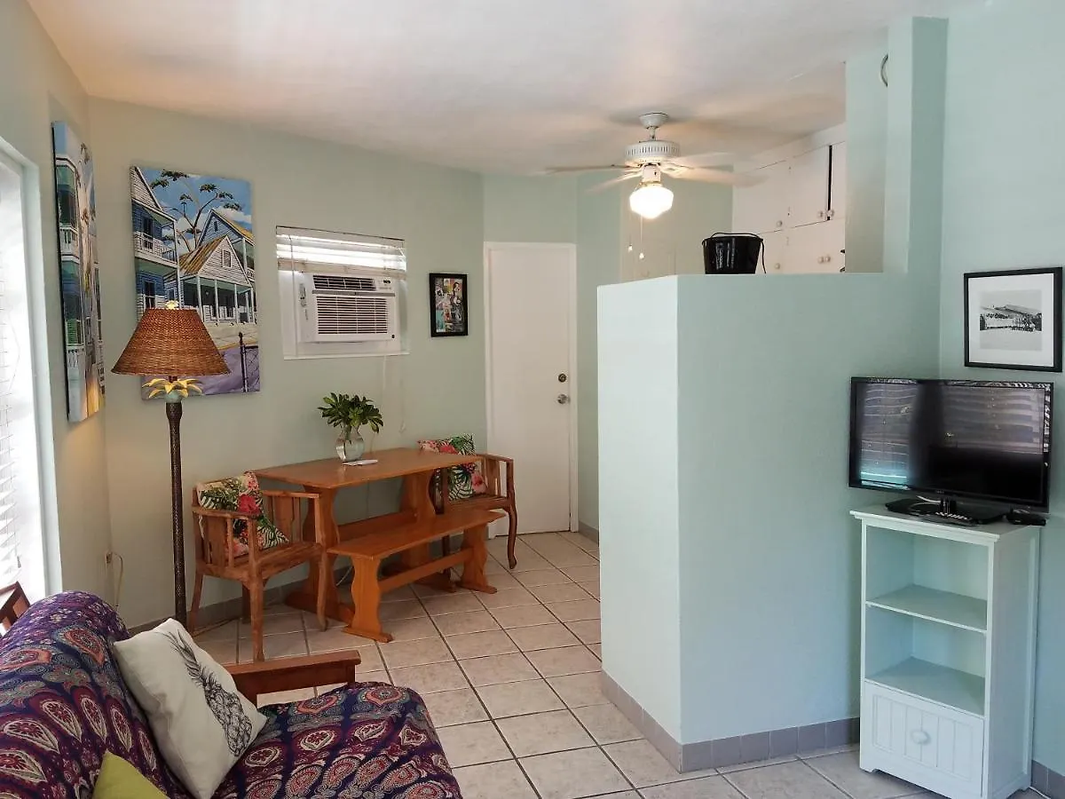 Alexander Palms Court - No Hidden Fees! Guest house *