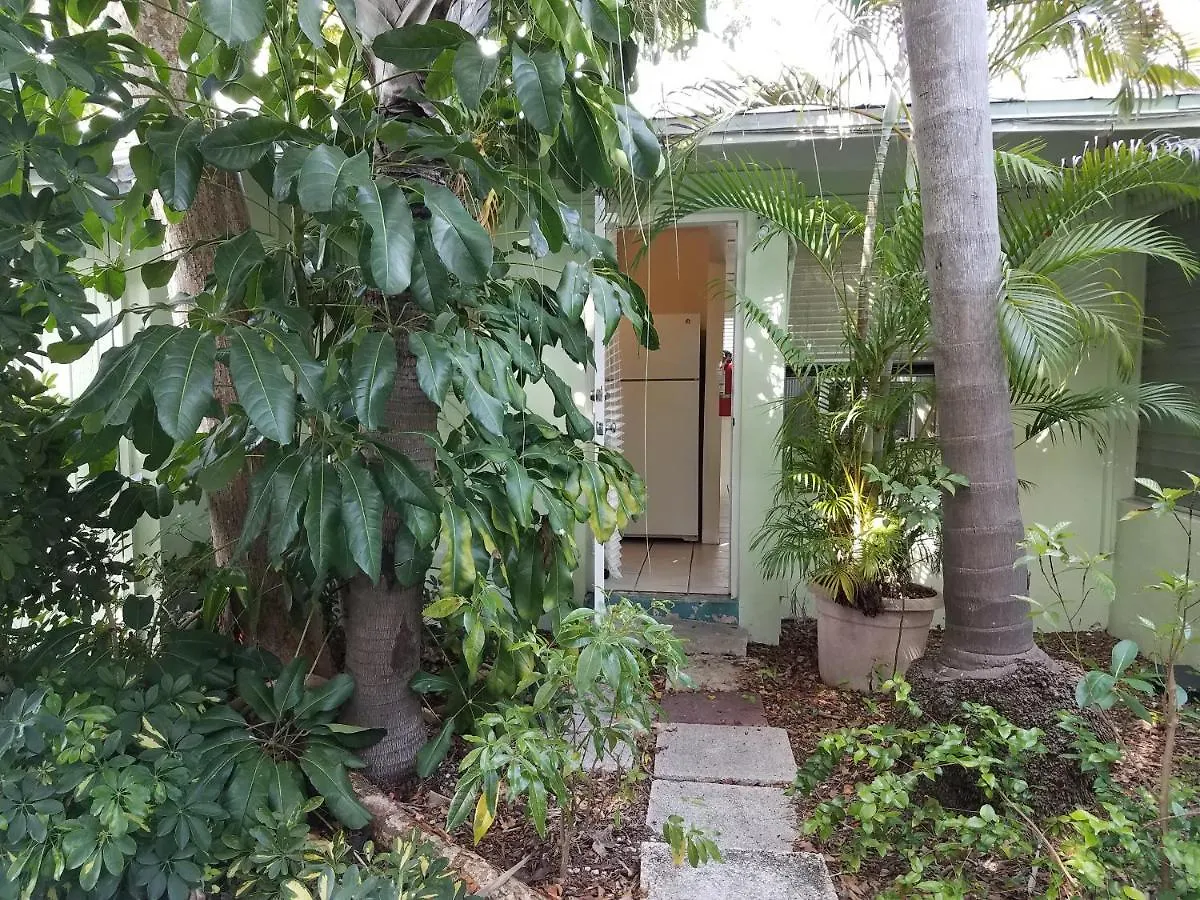 Alexander Palms Court - No Hidden Fees! Guest house