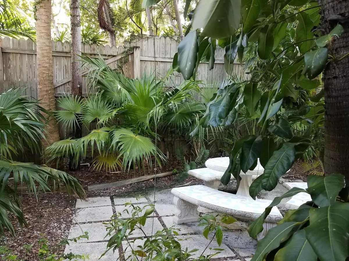 Alexander Palms Court - No Hidden Fees! Guest house