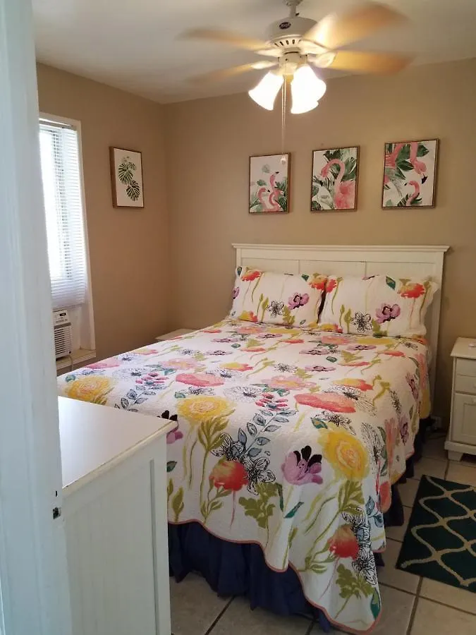 Guest house Alexander Palms Court - No Hidden Fees!