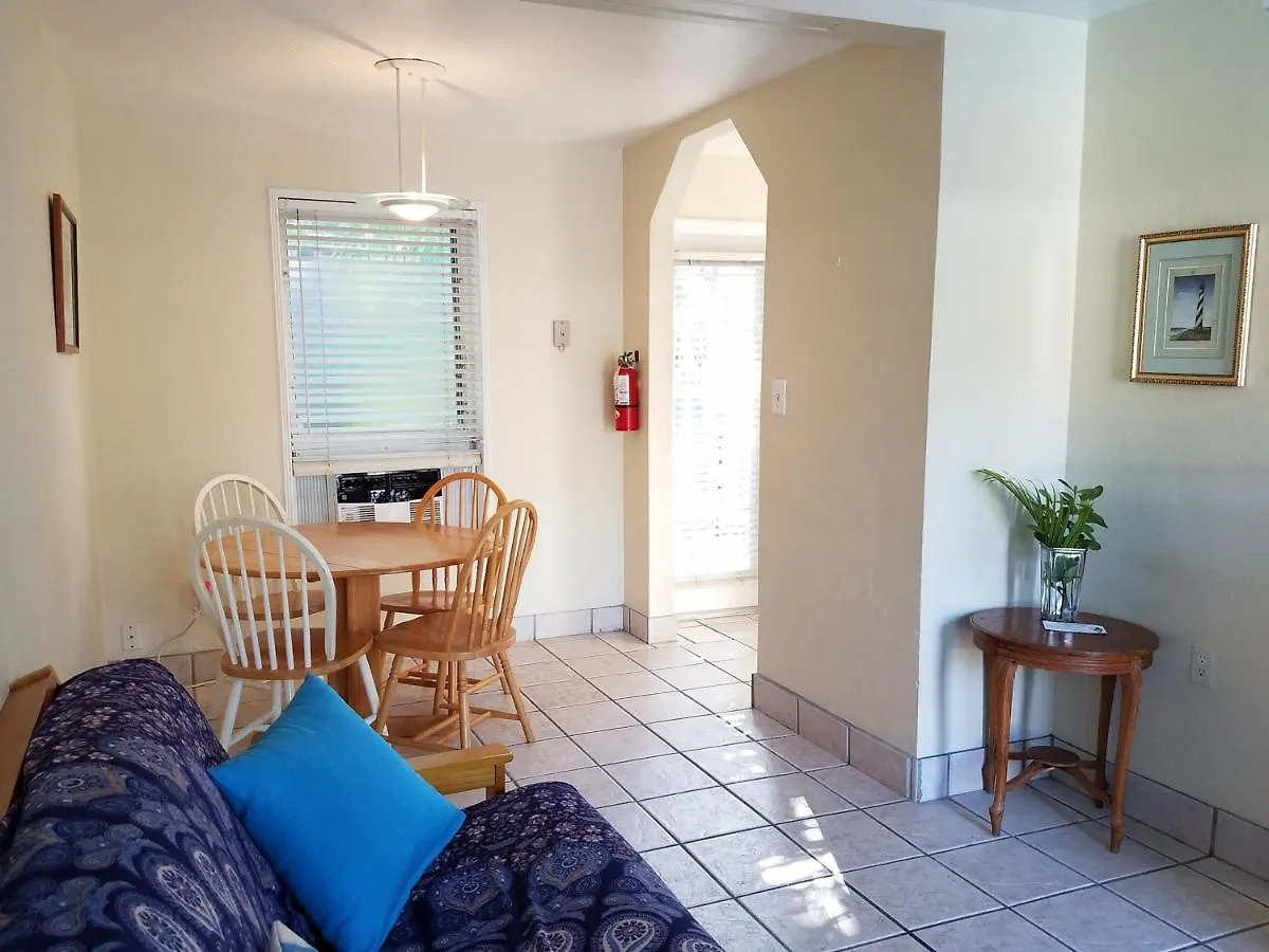 Alexander Palms Court - No Hidden Fees! *