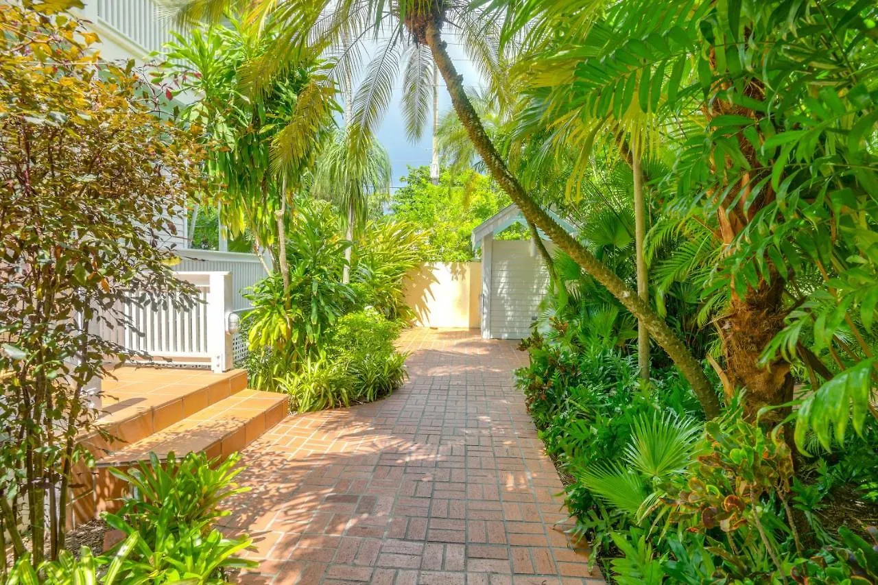 Breezy First-floor With Pool Access Apartment *