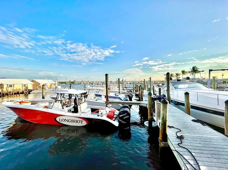 Florida - Spacious Updated Waterfront 2x2 Pool Dock