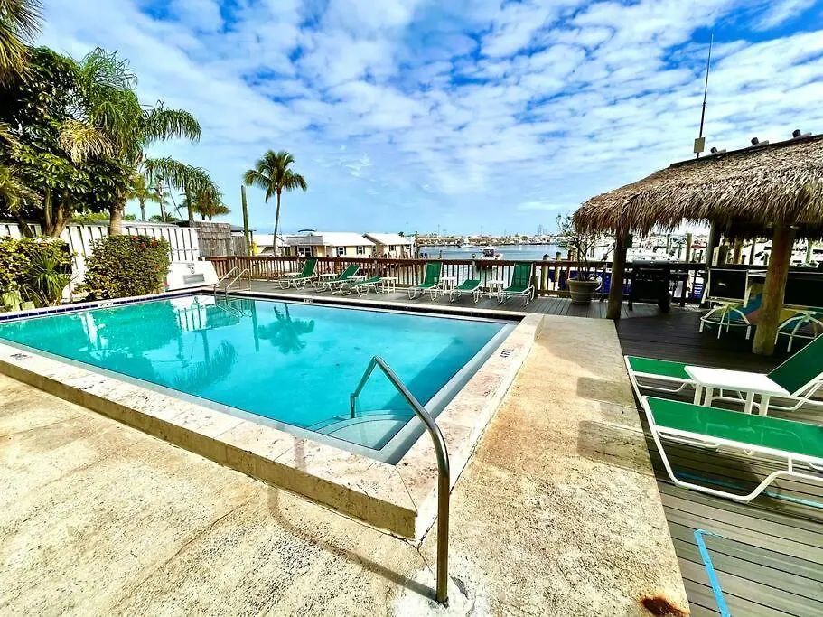 Florida - Spacious Updated Waterfront 2x2 Pool Dock Holiday home