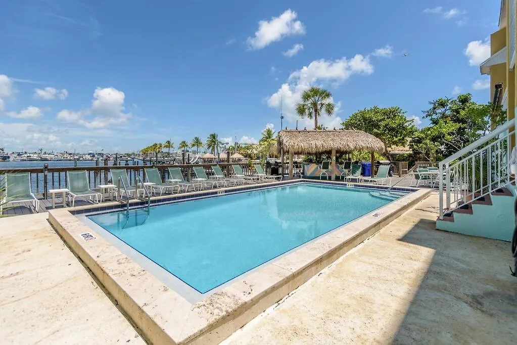 Florida - Spacious Updated Waterfront 2x2 Pool Dock *