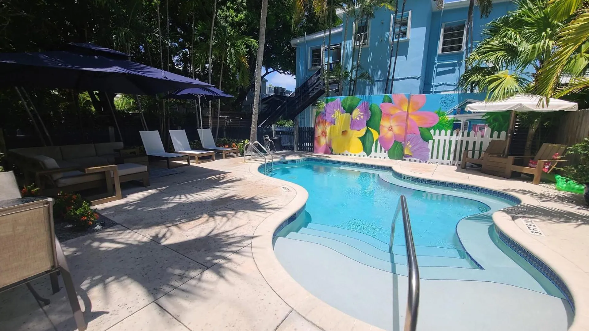 Apartment Duval Street W Kitchen And Shared Heated Pool Key West