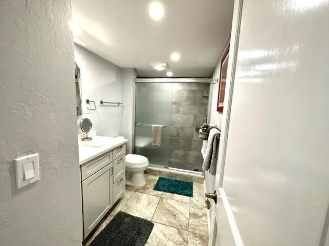 Poolside Breeze Retreat Apartment