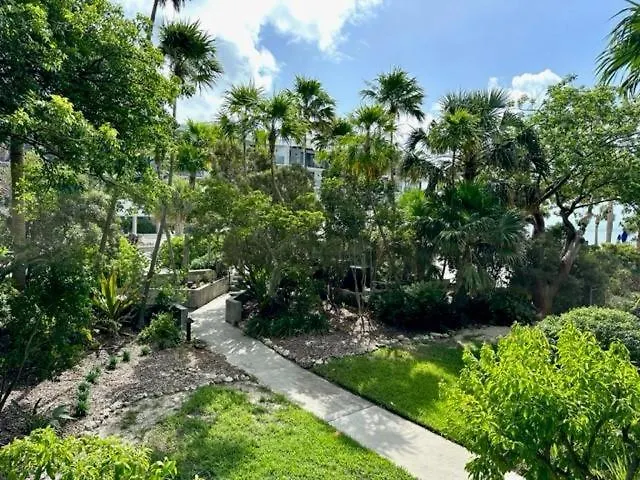 Poolside Breeze Retreat Apartment *