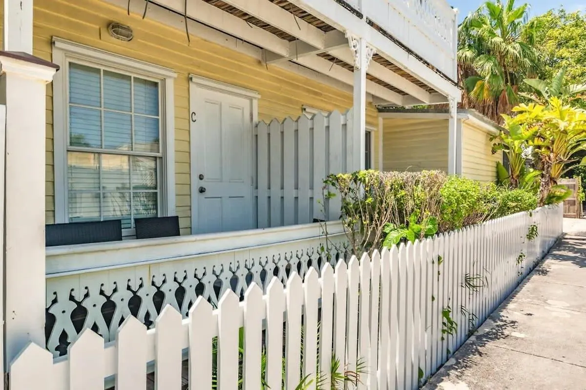 Sea Breeze -great Location!