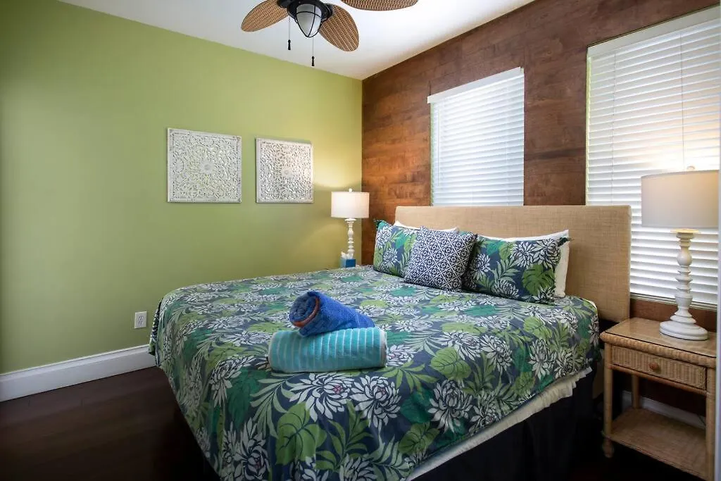 Apartment Duval Street W Kitchen And Shared Heated Pool