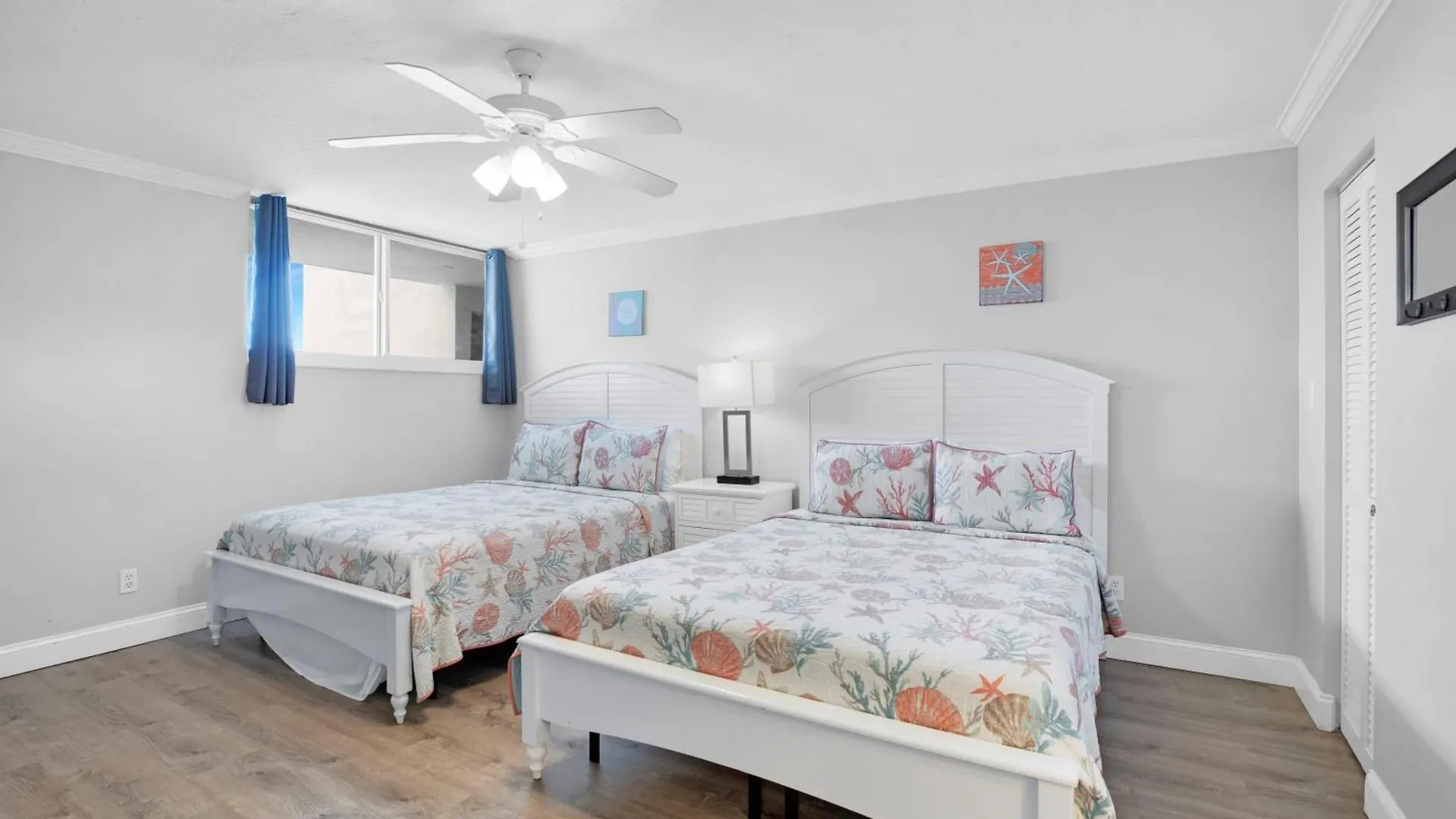 Florida - Spacious Updated Waterfront 2x2 Pool Dock Key West