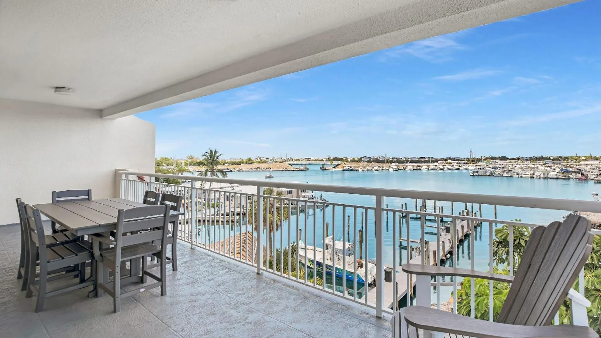 Florida - Spacious Updated Waterfront 2x2 Pool Dock