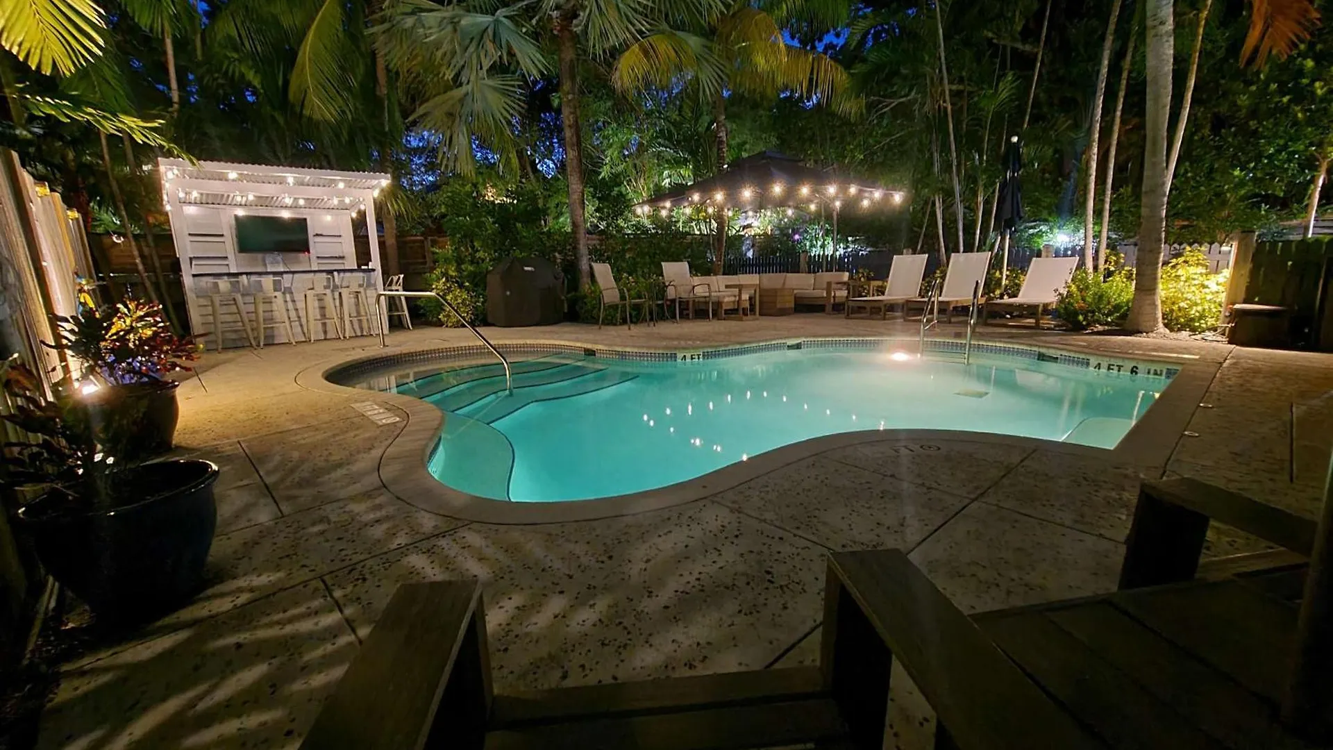 Duval Street W Kitchen And Shared Heated Pool *