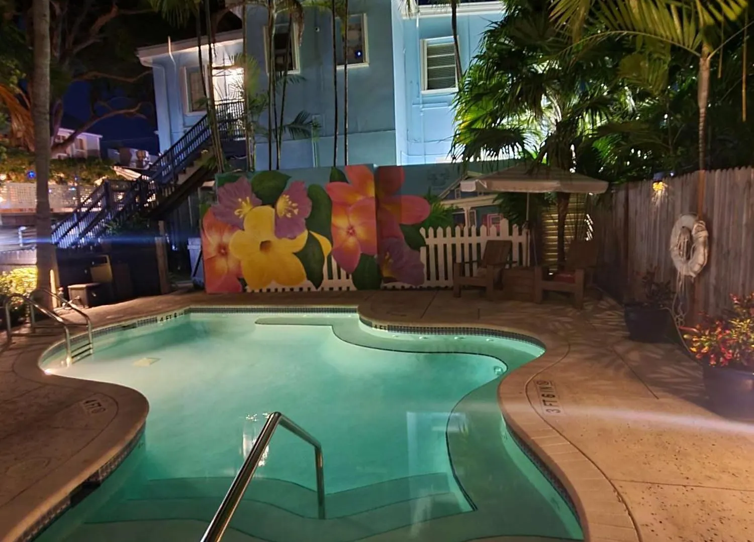 Apartment Duval Street W Kitchen And Shared Heated Pool Key West