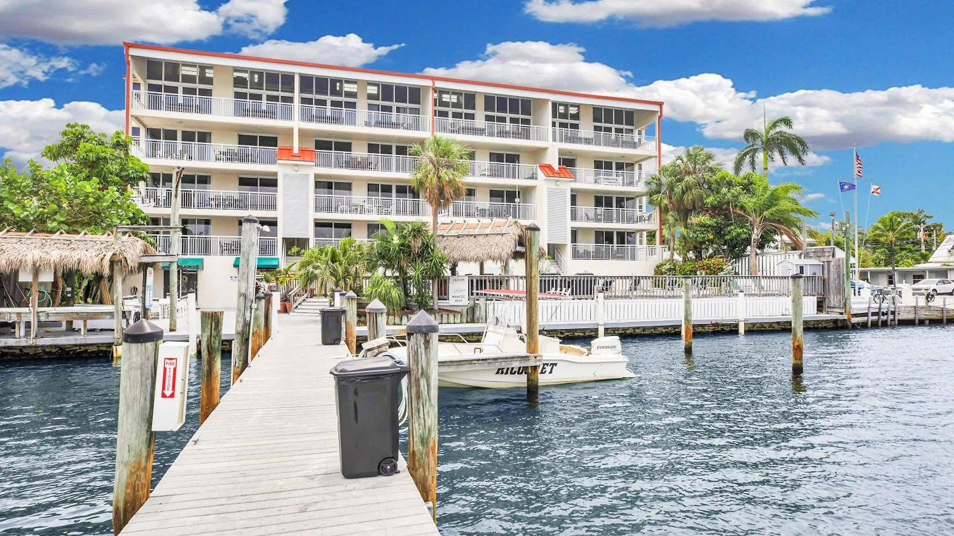 Florida - Spacious Updated Waterfront 2x2 Pool Dock