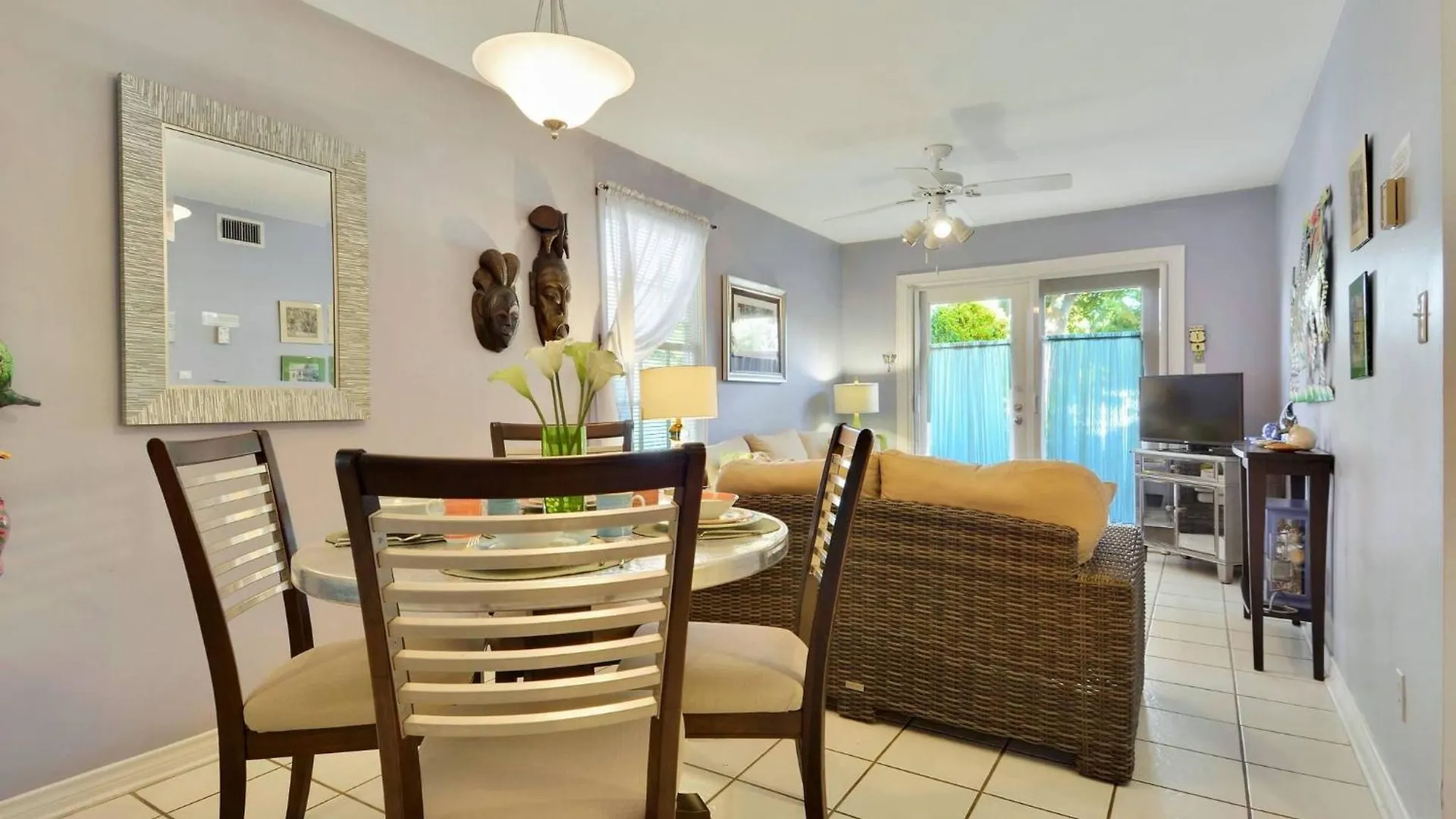 Hébergement de vacances Lavender Jungle By Avantstay Great Location W Patio Shared Pool Week Long Only *