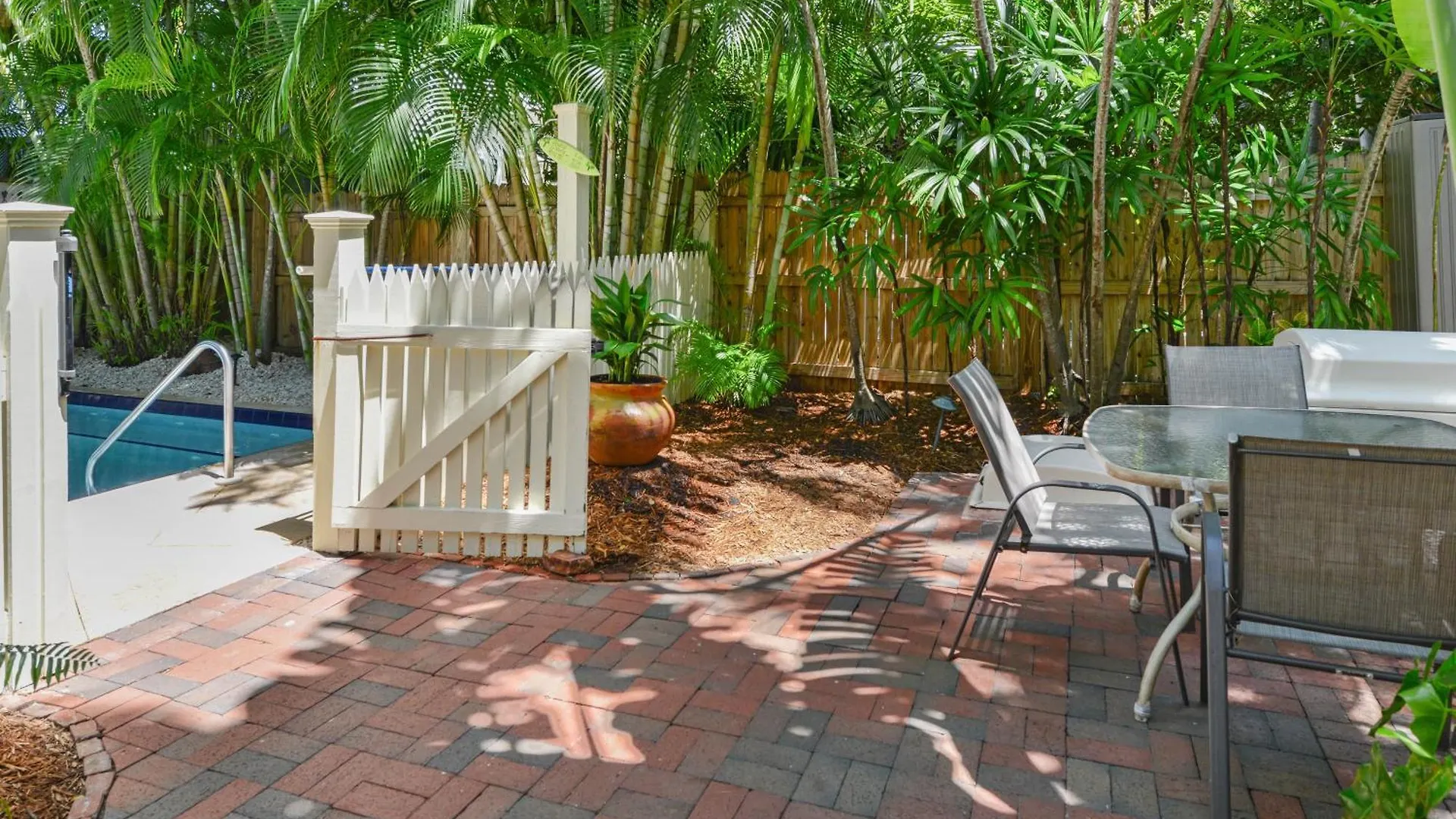 Poolside Hide-away Palm Gardens * Key West