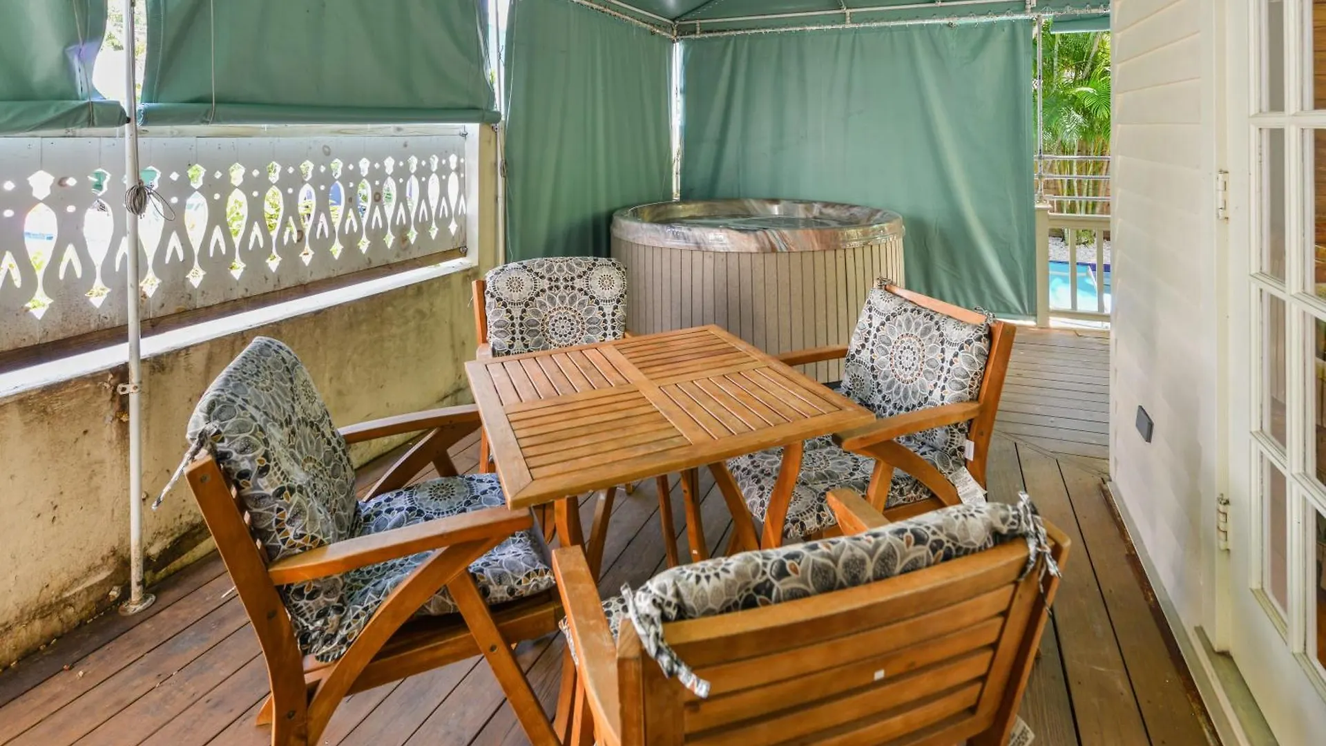 Poolside Hide-away Palm Gardens