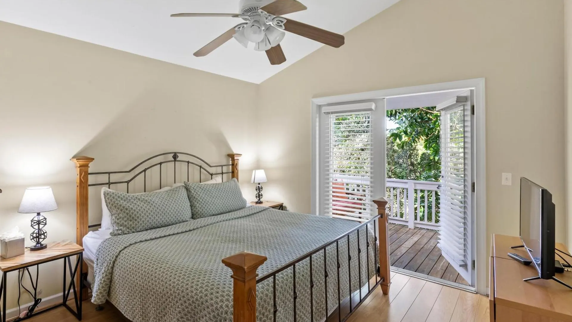Mermaids Retreat At Coral Hammock *