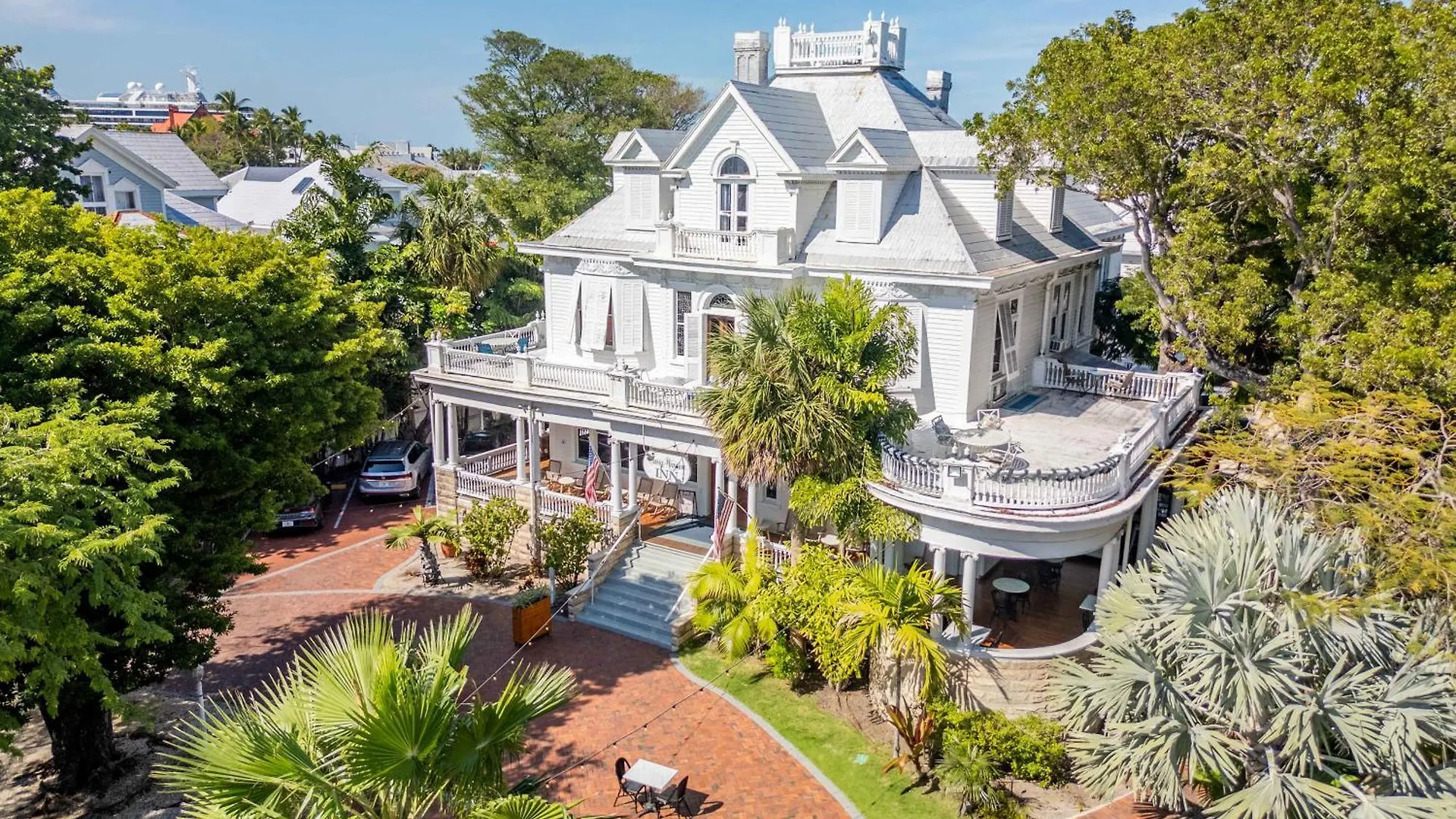Classic Queen - Curry Mansion With Heated Pool Inn