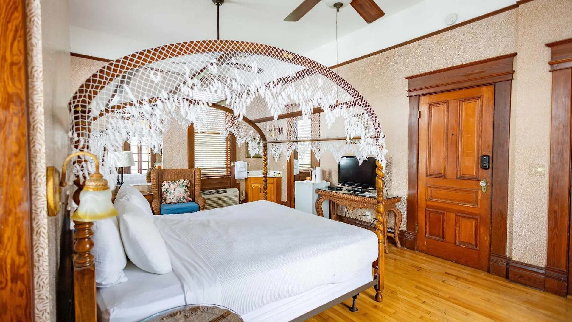 Classic King With Balcony At Curry Mansion Inn Cayo Hueso