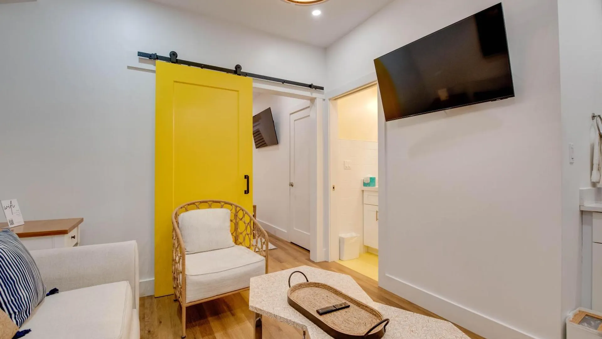 Custom House Inn All Apartment *