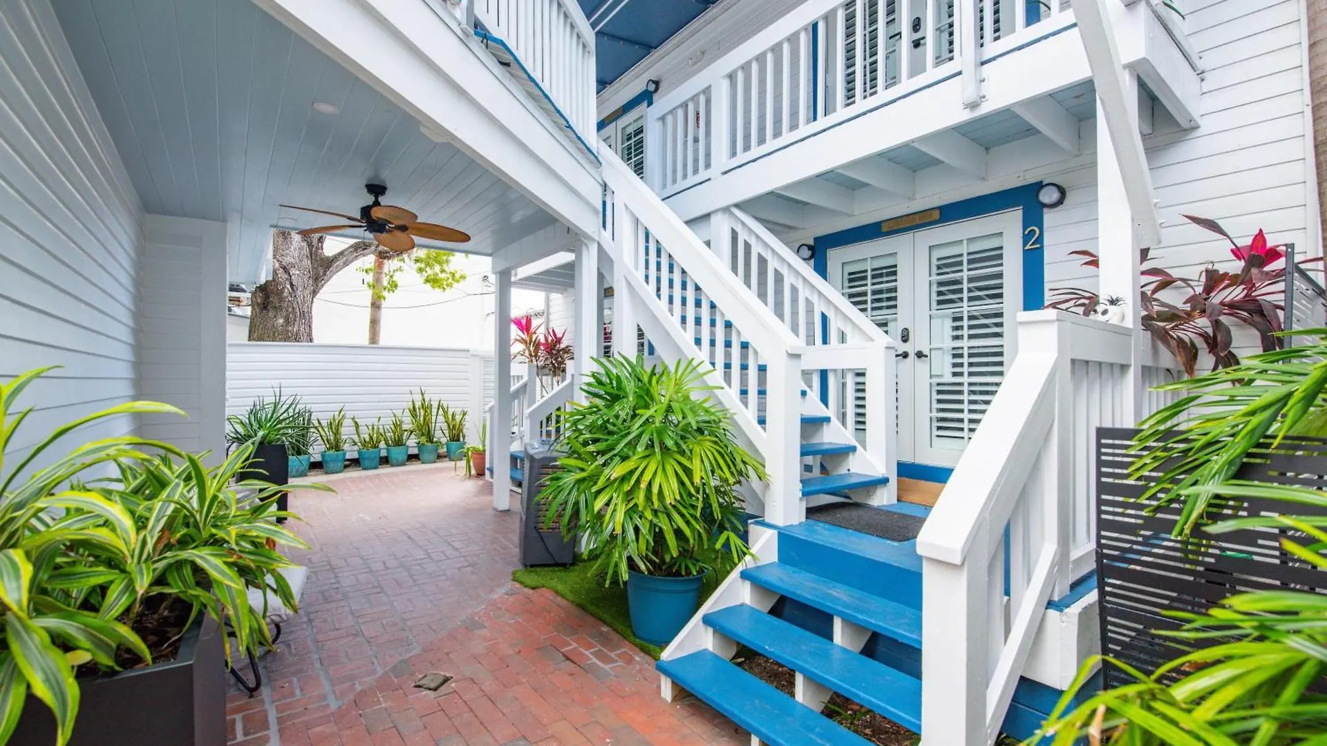 Custom House Inn All Apartment