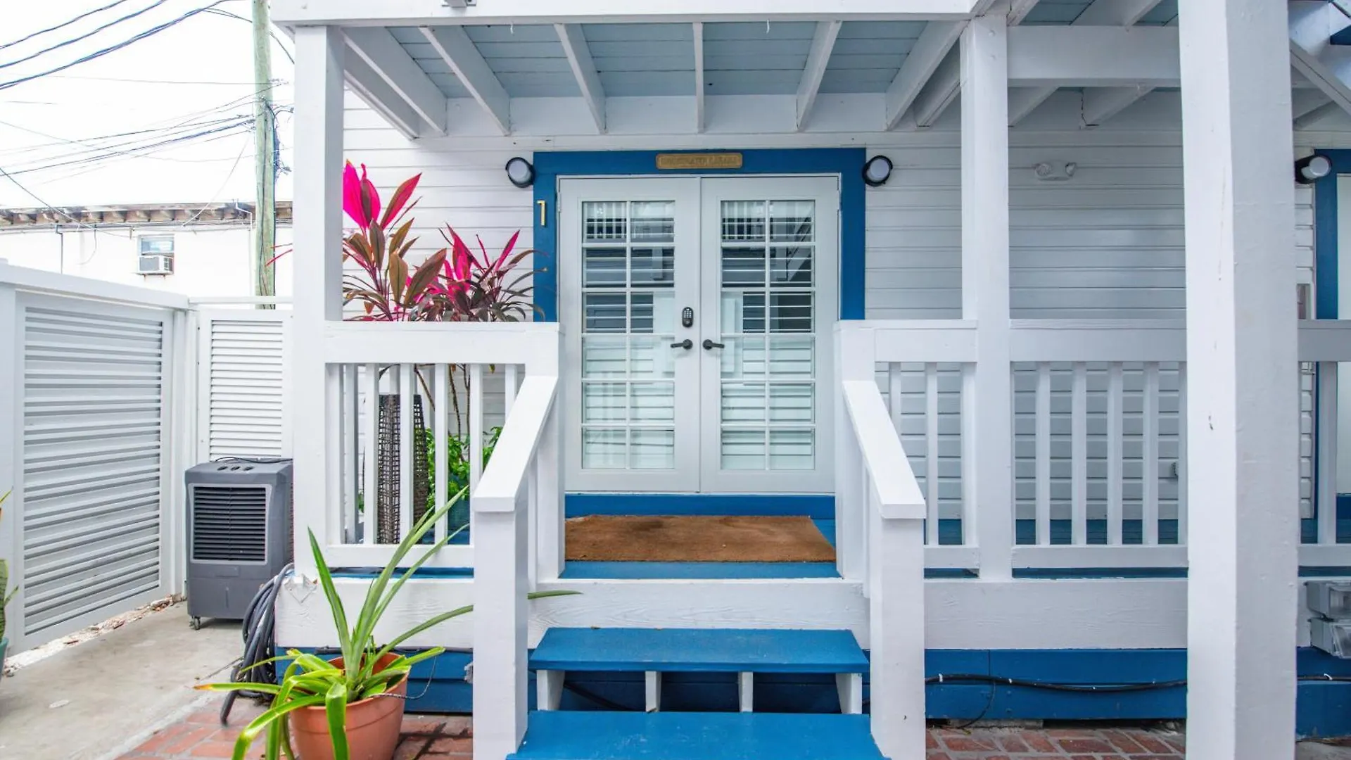 Custom House Inn All Apartment
